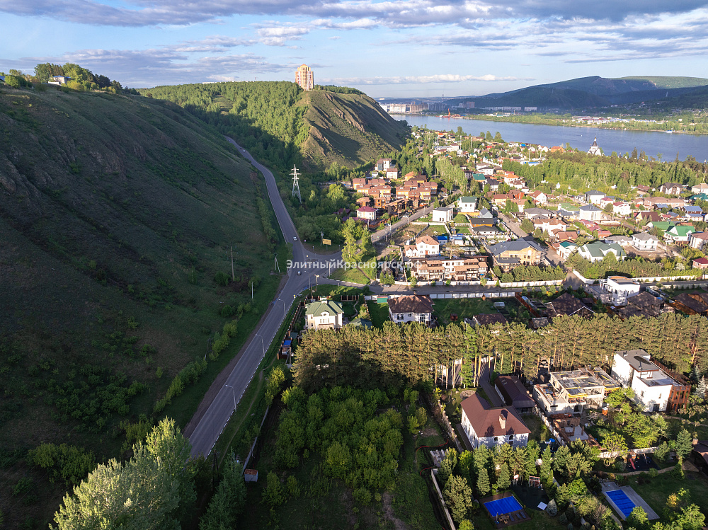 Участок в Удачном, в классном месте.