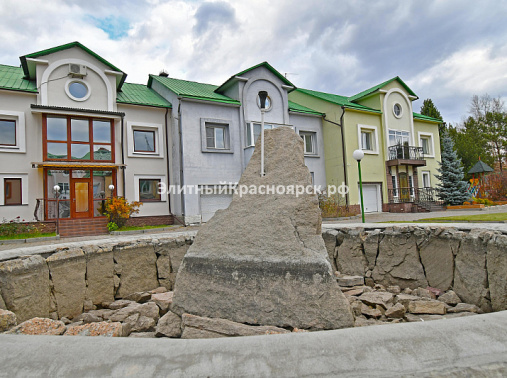 Таунхаус в Свердловском районе около заповедника «Столбы». цена 14900000.00